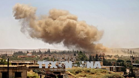 Khói bốc lên sau các cuộc không kích của quân đội Chính phủ Syria xuống khu vực do phiến quân chiếm giữ ở Daraa ngày 26/6. Ảnh: AFP/TTXVN