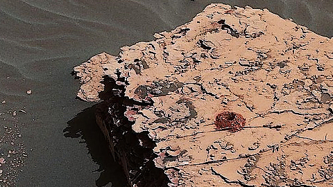  Robot Curiosity khoan lỗ sâu 5 cm trên lớp đá sao Hỏa. Ảnh: NASA.