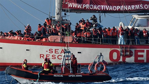 Tàu chở người di cư được cứu trên Ðịa Trung Hải. Ảnh W3