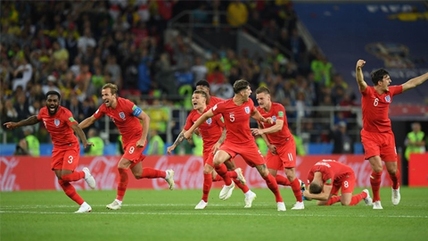Các cầu thủ ĐT Anh ăn mừng chiến thắng trước Colombia