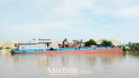 Khai thác cát tại địa phận sông Đào (TP Nam Định).