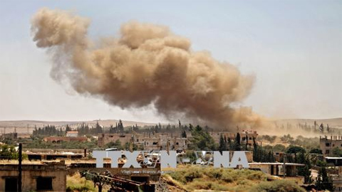 Khói bốc lên sau các cuộc không kích của quân đội Chính phủ Syria xuống khu vực do phiến quân chiếm giữ ở Daraa ngày 26/6. Ảnh: AFP/ TTXVN