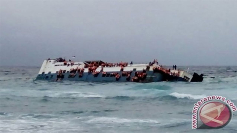 Công tác cứu hộ phà Lestari Maju bị cản trở do gió mạnh và sóng to. (Ảnh: Antara) 