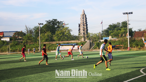 Thi đấu giao hữu bóng đá thanh thiếu niên giữa hai 2 TDP Trần Phú và Đình Cựu tại sân vận động Thị trấn Cổ Lễ.