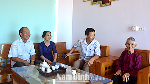 ​Bà mẹ Việt Nam Anh hùng Ngô Thị Thục (ngoài cùng, bên phải), xã Nam Hồng, trong căn nhà được hỗ trợ 50 triệu đồng xây mới.