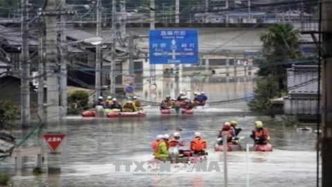 Nhân viên cứu hộ tìm kiếm người mất tích trong đợt mưa lớn tại tỉnh Okayama, miền tây Nhật Bản ngày 8/7. Ảnh: Kyodo/TTXVN