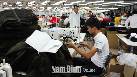 Sản xuất trang phục xuất khẩu tại Cty TNHH Công nghệ may mặc Spectre Việt Nam, KCN Hòa Xá (TP Nam Định).