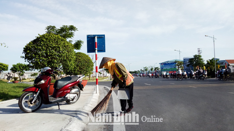 Thu dọn rác thải góp phần bảo vệ môi trường xanh sạch đẹp tại KCN Bảo Minh.  Bài và ảnh: Thanh Thúy