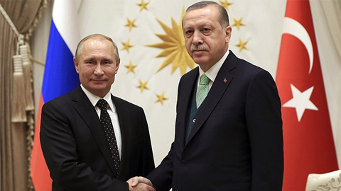 Tổng thống Nga V.Pu-tin và Tổng thống Thổ Nhĩ Kỳ T.Éc-đô-gan. Ảnh AP