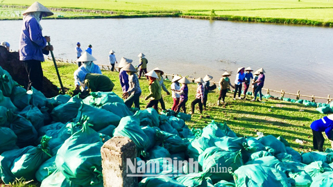 Thực hành và diễn tập xử lý sạt mái cơ đê phía đồng trên đê tả sông Đáy, xã Yên Phong.