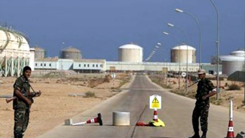Lực lượng an ninh Li-bi bảo vệ cơ sở dầu mỏ. Ảnh Sme.com.my