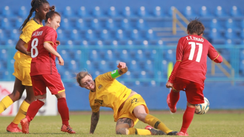 Các cô gái Việt Nam thất thế trước đối thủ U20 Australia với thể hình vượt trội.