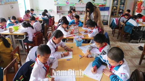 Học sinh Trường Tiểu học Nam Đồng (Nam Trực) trong một giờ luyện chữ.  Bài và ảnh: Hồng Minh