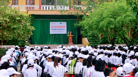 Một buổi truyền thông phòng chống tác hại thuốc lá cho học sinh tại Trường THCS Nghĩa Sơn (Nghĩa Hưng).