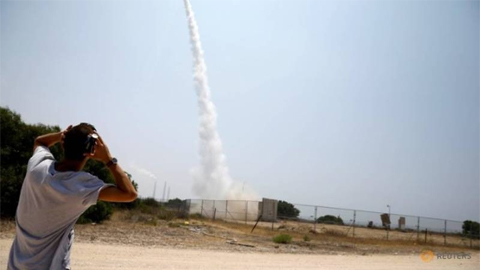 Một người Israel chứng kiến tên lửa bị đánh chặn tại TP Ashkelon miền nam nước này, ngày 14-7. (Ảnh: Reuters)