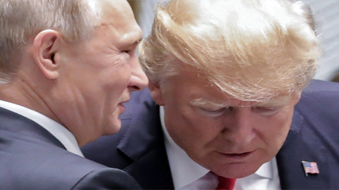 Tổng thống Mỹ Donald Trump (phải) và người đồng cấp Nga Vladimir Putin sẽ bắt đầu cuộc gặp trực tiếp trong khuôn khổ hội nghị thượng đỉnh ngày 16/7 vào lúc 13h20 giờ địa phương, tức 17h20 giờ Hà Nội. Ảnh: AFP
