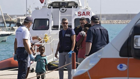 I-ta-li-a tiếp nhận trẻ em di cư tại cảng biển trên đảo Xi-xin.