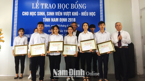 Học sinh nghèo vượt khó học giỏi huyện Nghĩa Hưng nhận học bổng của Hiệp hội Doanh nghiệp Hàn Quốc tại Nam Định.