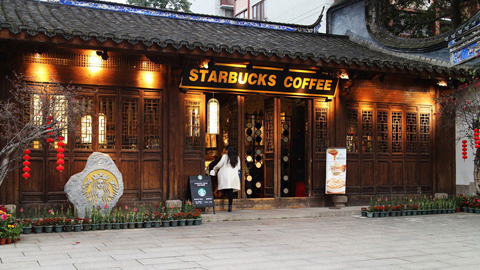 Chuỗi cửa hàng cà phê nổi tiếng Starbucks của Mỹ có thể trở thành nạn nhân trong cuộc chiến thương mại giữa hai nước. Ảnh: Yibada