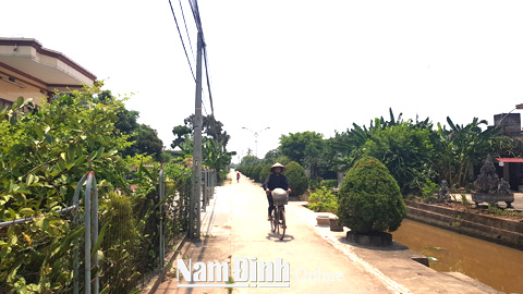 Ðường dong ngõ xóm 8 xã Giao Thịnh được bê tông hóa, đạt chuẩn NTM.