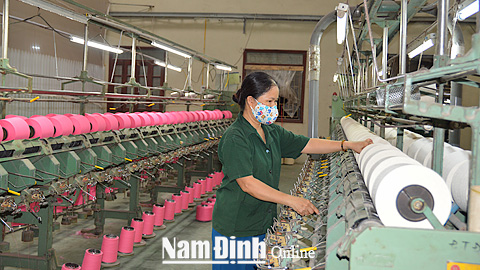 Cty CP Dệt lụa Nam Ðịnh tạo việc làm, thu nhập ổn định cho trên 500 lao động nữ.
