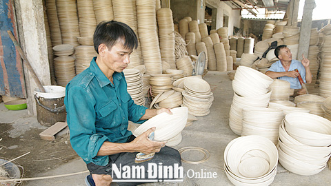 Cơ sở tre nứa ghép sơn mài của gia đình ông Lương Văn Ninh, thôn Ðại Lải, xã Vĩnh Hào tạo việc làm cho 20 lao động với mức lương bình quân 4,5-5 triệu đồng/người/tháng.