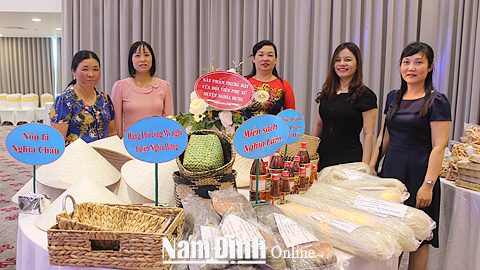 Giới thiệu sản phẩm của hội viên Hội Phụ nữ huyện Nghĩa Hưng trong “Ngày phụ nữ sáng tạo khởi nghiệp năm 2018”.