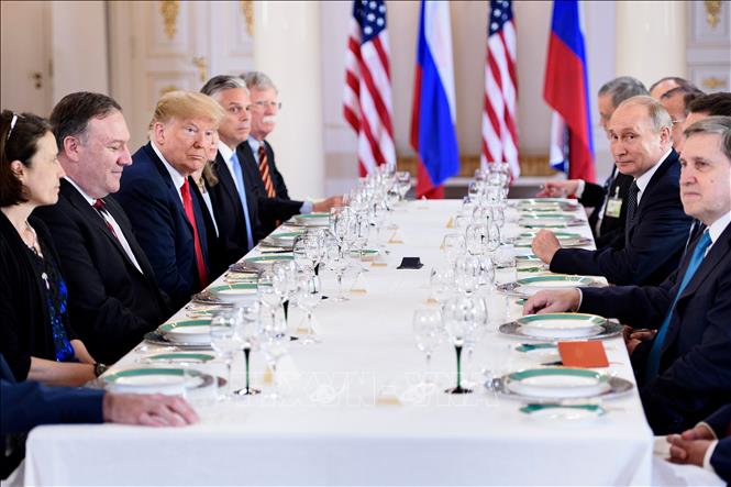 Tổng thống Nga Vla-đi-mia Pu-chin (thứ 2, bên phải) và Tổng thống Mỹ Ðô-nan Trăm (thứ 3, bên trái) tại bữa trưa làm việc sau cuộc gặp riêng ở Hen-xinh-ki, Phần Lan ngày 16-7.  Ảnh: AFP/TTXVN