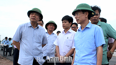 Đồng chí Nguyễn Xuân Cường (ngoài cùng bên trái), Ủy viên BCH Trung ương Đảng, Bộ trưởng Bộ NN và PTNT kiểm tra tình hình ngập úng tại xã Xuân Kiên (Xuân Trường).