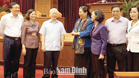 Tổng Bí thư Nguyễn Phú Trọng trao đổi với các đại biểu. Ảnh: VGP/Nguyễn Hoàng