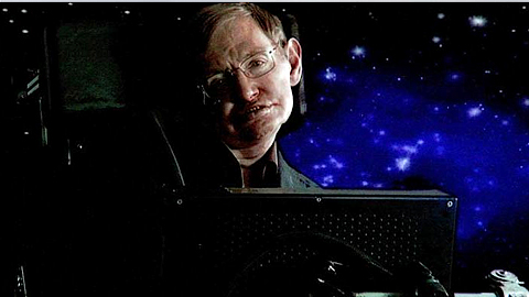 Stephen Hawking phát biểu qua vệ tinh tại một buổi họp báo của kênh Science Channel năm 2010. Ảnh: CNN
