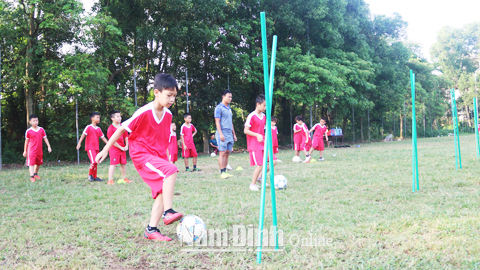 Các em thiếu nhi tham gia lớp học bóng đá tại Trung tâm đào tạo vận động viên bóng đá Nam Định.  Bài và ảnh: Trần Huy