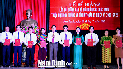 Đồng chí Trần Văn Chung, Phó Bí thư Thường trực Tỉnh ủy, Chủ tịch HĐND tỉnh, Trưởng Ban chỉ đạo lớp bồi dưỡng cán bộ dự nguồn của tỉnh trao giấy chứng nhận tốt nghiệp cho các học viên.