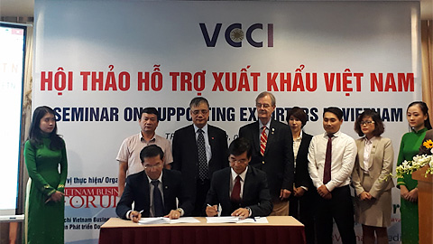 Ngân hàng OCB và VCCI ký hợp đồng hỗ trợ các DN xuất khẩu Việt Nam trong thanh toán quốc tế. 