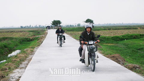 Đường giao thông nội đồng xã Yên Ninh được bê tông hóa, đảm bảo tiêu chí trong xây dựng nông thôn mới.  Bài và ảnh: Hoàng Tuấn