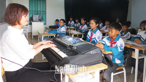 Giờ học nhạc của học sinh Trường THCS Bình Minh (Nam Trực).