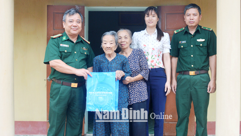 Lãnh đạo Bộ Chỉ huy BĐBP tỉnh thăm, tặng quà Bà mẹ Việt Nam Anh hùng Trần Thị Gái, thôn Vân Cát, xã Kim Thái (Vụ Bản).