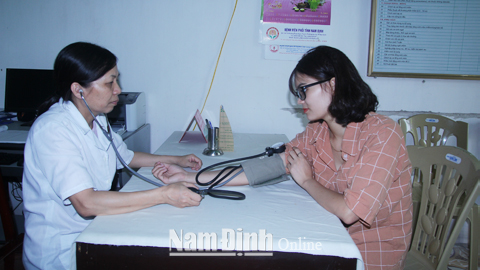 Khám bệnh cho hội viên phụ nữ tại Trạm Y tế xã Hải Long.