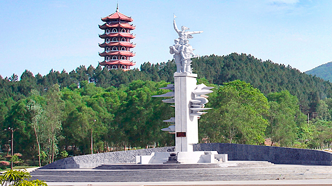 Tượng đài Chiến thắng và Tháp chuông Ngã ba Đồng Lộc. Ảnh: PV
