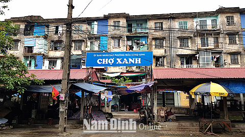 Khu chung cư cũ 5 tầng trên đường Trần Đăng Ninh (TP Nam Định) hiện đã xuống cấp nghiêm trọng.