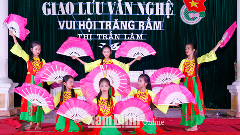 Biểu diễn văn nghệ dịp Tết Trung thu tại Thị trấn Lâm.