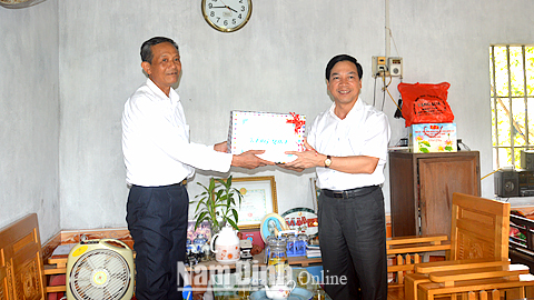 Đồng chí Trần Văn Chung, Phó Bí thư Thường trực Tỉnh ủy, Chủ tịch HĐND tỉnh thăm, tặng quà bệnh binh Trần Văn Phương, 67 tuổi, ở xóm 4, xã Giao An (Giao Thủy).