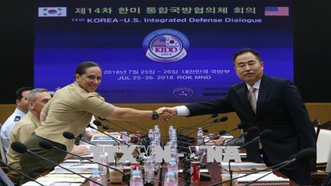 Thứ trưởng phụ trách Chính sách Quốc phòng Hàn Quốc Yeo Suk-joo (phải) và quyền Phó Trợ lý Bộ trưởng Quốc phòng Mỹ Roberta Shea (trái) tại cuộc đối thoại ở Seoul. Ảnh: YONHAP/TTXVN