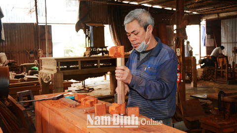 Đầu tư cho vay phát triển làng nghề đang là hướng ưu tiên để tăng trưởng tín dụng của VietinBank Nam Định. (Trong ảnh: Sản xuất tại làng nghề mộc Kênh, Thị trấn Cổ Lễ, Trực Ninh).