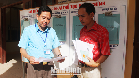 Cán bộ phường Thống Nhất giới thiệu các thủ tục hành chính tới nhân dân.
