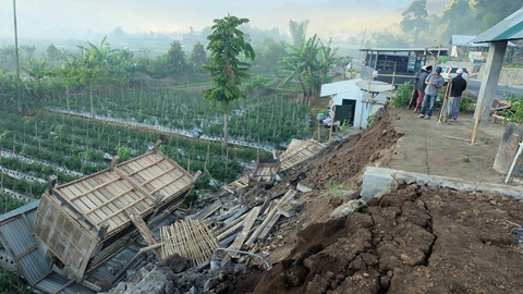 Những hình ảnh được chia sẻ trên mạng xã hội về sức phá hủy của trận động đất mạnh 6,4 độ, xảy ra rạng sáng nay tại đảo du lịch Lombok, Indonesia.