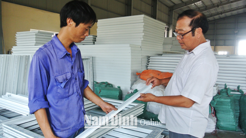 Kiểm tra chất lượng nguyên liệu sản xuất cửa uPVC lõi thép tại Cty TNHH Xây dựng Việt Cường ở CCN Hải Phương (Hải Hậu).