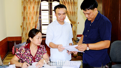 Cán bộ Văn phòng Huyện ủy, HĐND, UBND huyện Vụ Bản rà soát văn bản, tài liệu trước khi trình Thường trực Huyện ủy ký, ban hành.