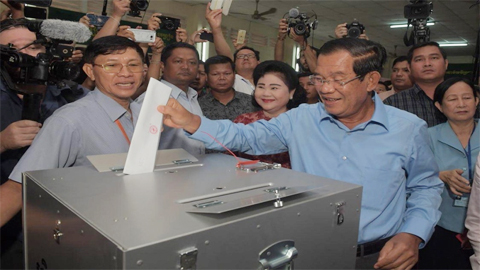 Chủ tịch Đảng Nhân dân Campuchia, Thủ tướng Samdech Hun Sen bỏ phiếu tại TP Ta Khmao, tỉnh Kandal.
