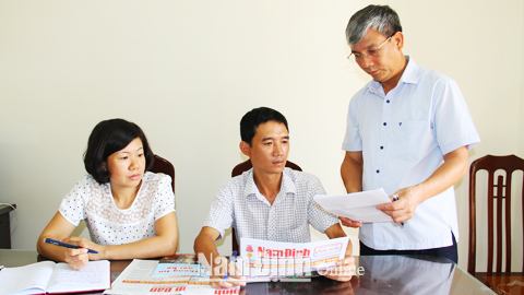 Cán bộ Ban Tuyên giáo Huyện ủy Giao Thủy chuẩn bị nội dung tuyên truyền tới cán bộ và nhân dân.